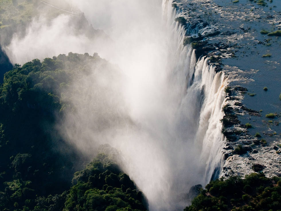 De hevig stromende Victoria Falls in het noorden van Zimbabwe.