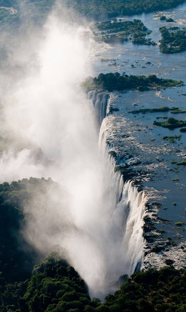 De hevig stromende Victoria Falls in het noorden van Zimbabwe.