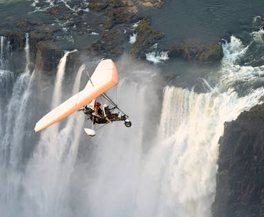 Microlight vliegen over de watervallen