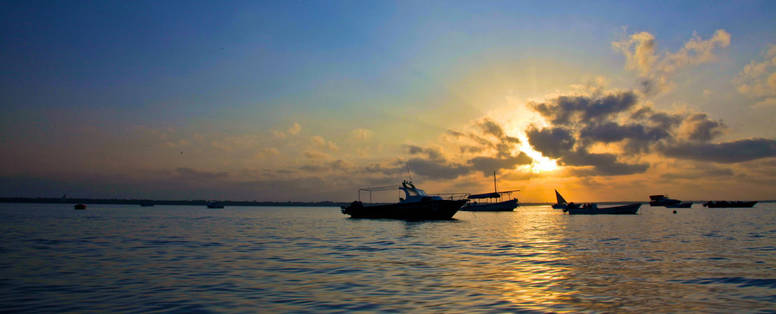 Zee vanaf kustlijn van Lamu, Lamu House in Kenia