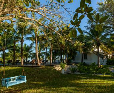 Gardens_showing_mini_swing_bench