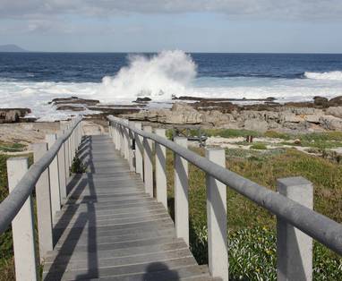 Walkway_to_Rocky_Beach