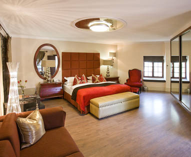 kamer inrichting bij Heinitzburg hotel in Namibië