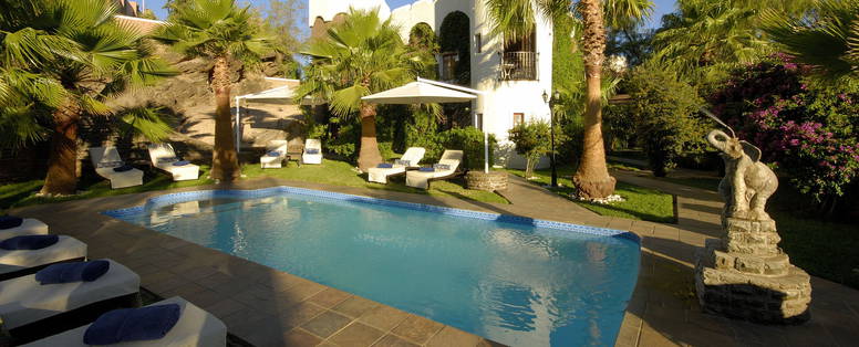 zwembad bij Heinitzburg hotel in Namibië