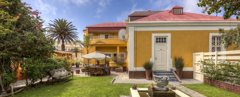 tuinen met hoofdgebouw bij Villa Margherita in Namibië