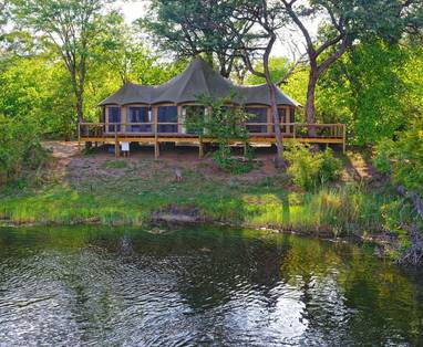 tenten vanaf buitenaf bij Nambwa Tented Lodge in Namibië