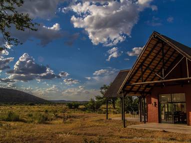 lodge met uitzicht bij Hobatere Lodge in Namibië