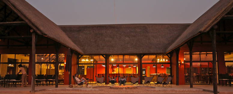 hoofdgebouw bij Hobatere Lodge in Namibië
