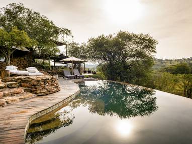 Zwembad op panoramadak Faru Faru Lodge