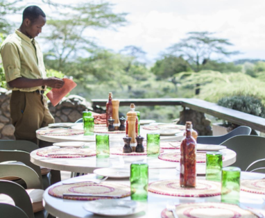 Buiten tafelen bij Hatari Lodge in Tanzania