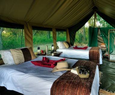 inrichting tenten bij Footsteps Across the Delta