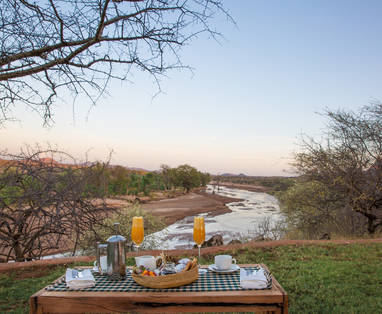 ontbijt in de bush bij sasaab lodge in kenia
