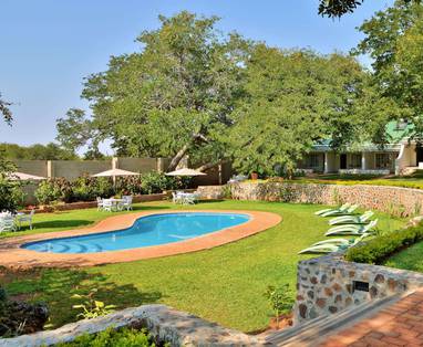 Batonka Guest Lodge zwembad