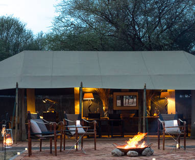 lcc-tanzanie-alejandragomez-dining_tent_with_fire_pitch1