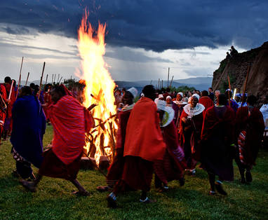 Masai culturele dans rond kampvuur