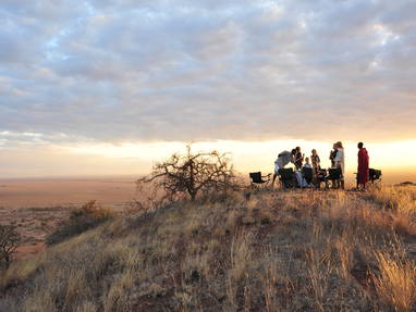 Sundowners op de heuvel bij Shu'mata Camp in Tanzania