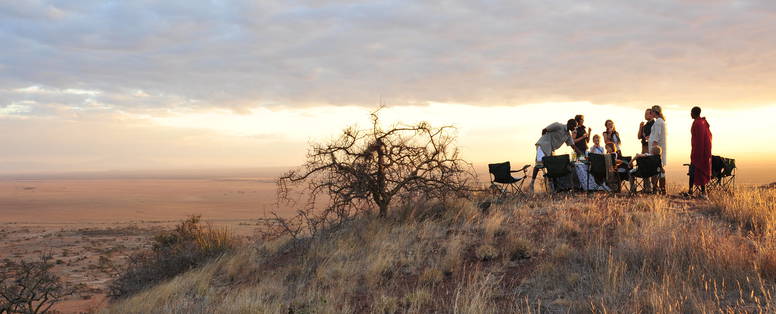 Sundowners op de heuvel bij Shu'mata Camp in Tanzania