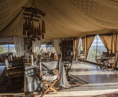 Eetgelegenheid bij Shu'mata Camp in Tanzania
