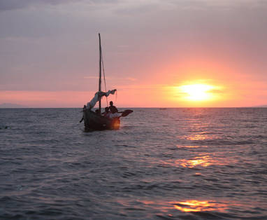 Zeilboot op Victoria meer bij zonsondergang
