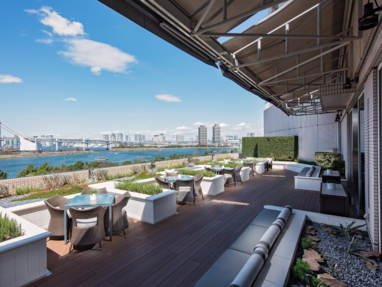 Terras van Hilton Odaiba met uitzicht op regenboogbrug Tokio