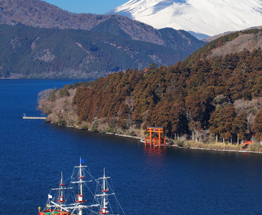 Hakone_Ashinoko_Lake_-__cruise_boat