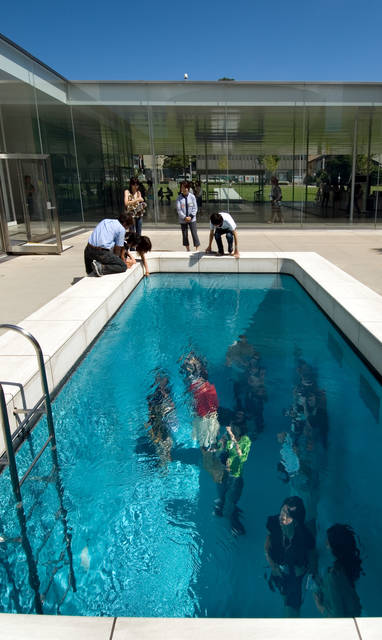 Kanazawa__21st_Century_Museum_-_pool