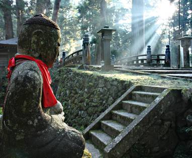 Koyasan_-_Okunoin_-_Cemetery_with_buddha