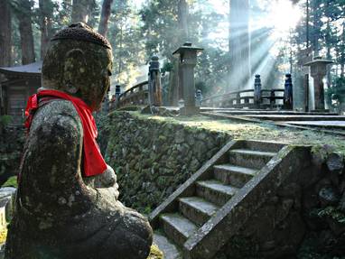 Koyasan_-_Okunoin_-_Cemetery_with_buddha