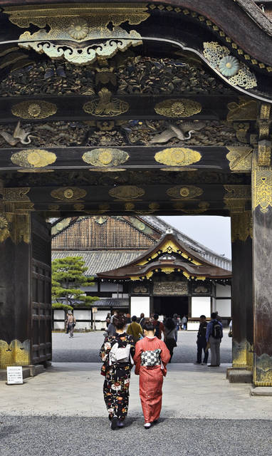 Kyoto_Nijo_castle_entrance
