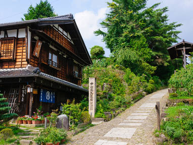 Nakasendo_trail_at_Magome_entrance