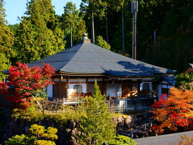 De tempel van Ekoin omringd met herfstkleuren in Koyasan