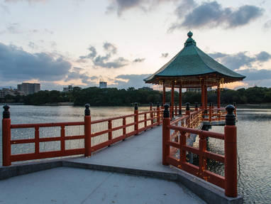 Fukuoka_-_Ohori_Park_-_Pagoda