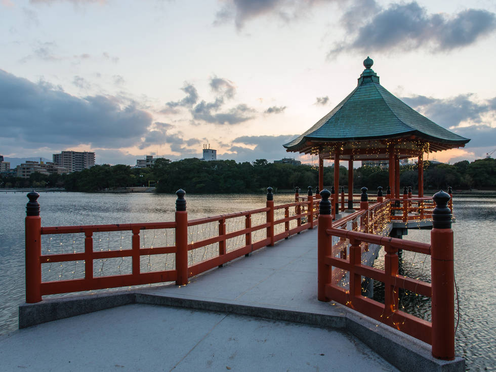 Fukuoka_-_Ohori_Park_-_Pagoda