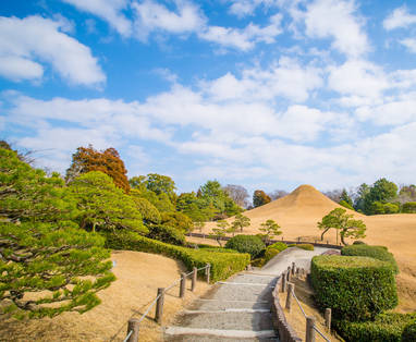 Kyushu_Kumamoto_-_Suizenji_Park_-_hill