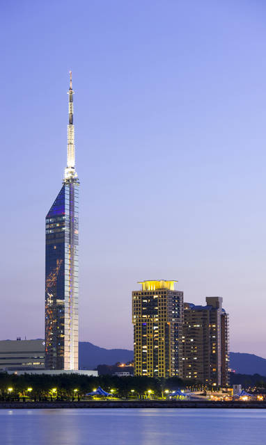 Fukuoka_Tower_-_larger_view_by_evening