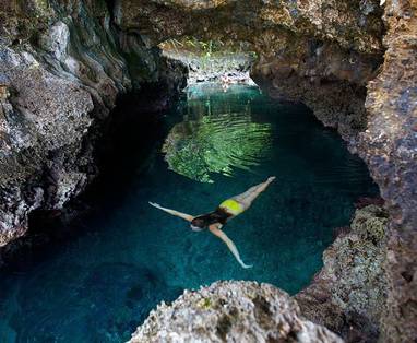 zwemmen-door-de-grotten