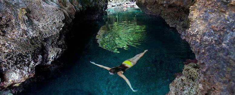 zwemmen-door-de-grotten