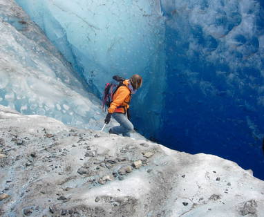 Een persoon die een klif beklimt in El Calafate, Argentinië.