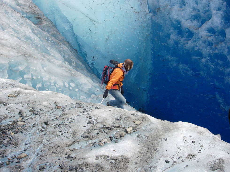 Een persoon die een klif beklimt in El Calafate, Argentinië.