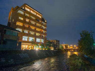 Honjin Hiranoya Bekkan gelegen aan de rivier in Takayama