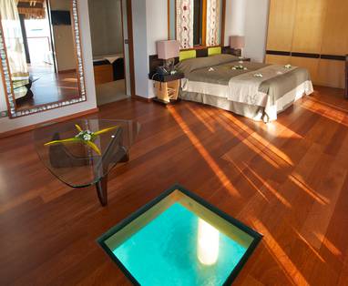 RGI_KiaOra_Overwater_bungalow_(1)_Kenna