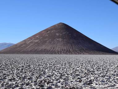 Socompa_Cono_de_Arita_en_Salar_de_Arizaro_-_Mariano_Ochoa_May19