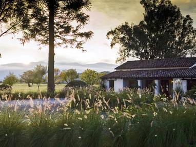 House of Jasmines en omgeving tijdens de zonsopkomst in Salta Argentinië