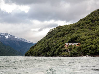 Aguas Arriba Lodge vanaf het meer nabij El Chaltén in Argentinië