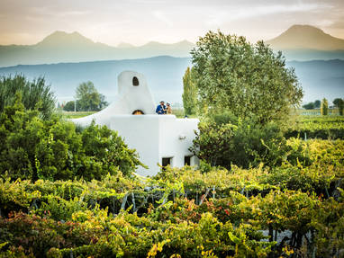 Koppel op terras boven wijnvelden bij Cavas Wine Lodge in Argentinië