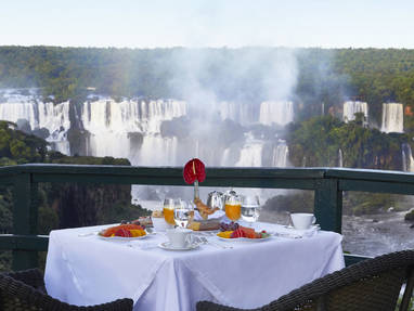 Gedekte ontbijttafel van Belmond Hotel das Cataratas naast Iguazú watervallen in Brazilië
