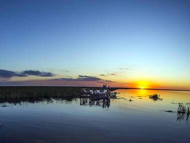 Terras op de Paraná-rivier tijdens zonsondergang bij Hotel Puerto Valle de Esteros in Argentinië