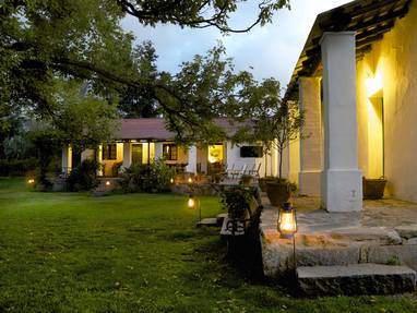 Veranda bij avondlicht van Estancia Los Potreros nabij Córdoba in Argentinië