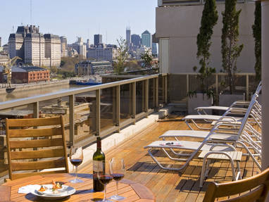 Dakterras van Hotel Madero met uitzicht op de stad Buenos Aires in Argentinië