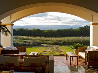 Lounge met prachtig uitzicht bij Estancia El Colibre nabij Cordoba in Argentinië